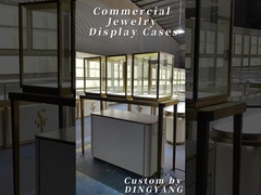 عروض المجوهرات البيج والذهبية تخلق بيئة تسوق فاخرة ودافئة